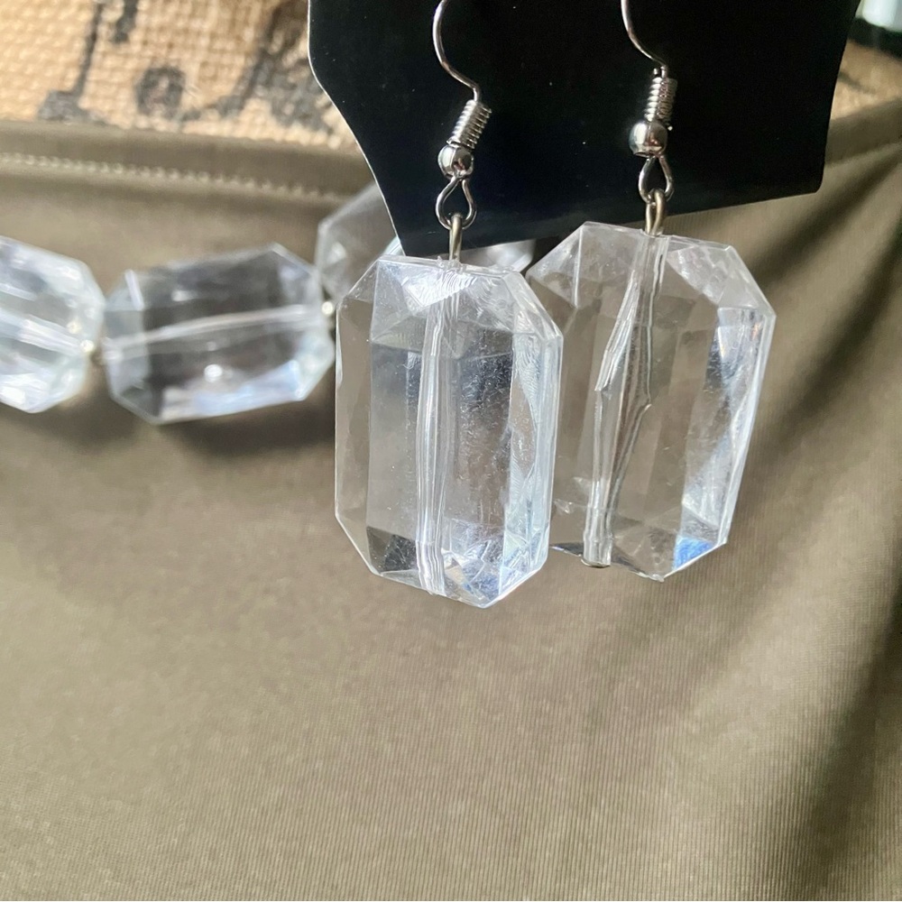 Chunky clear acrylic necklace and earring set - Picture 4 of 6